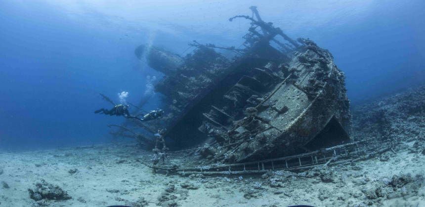 wreck diving